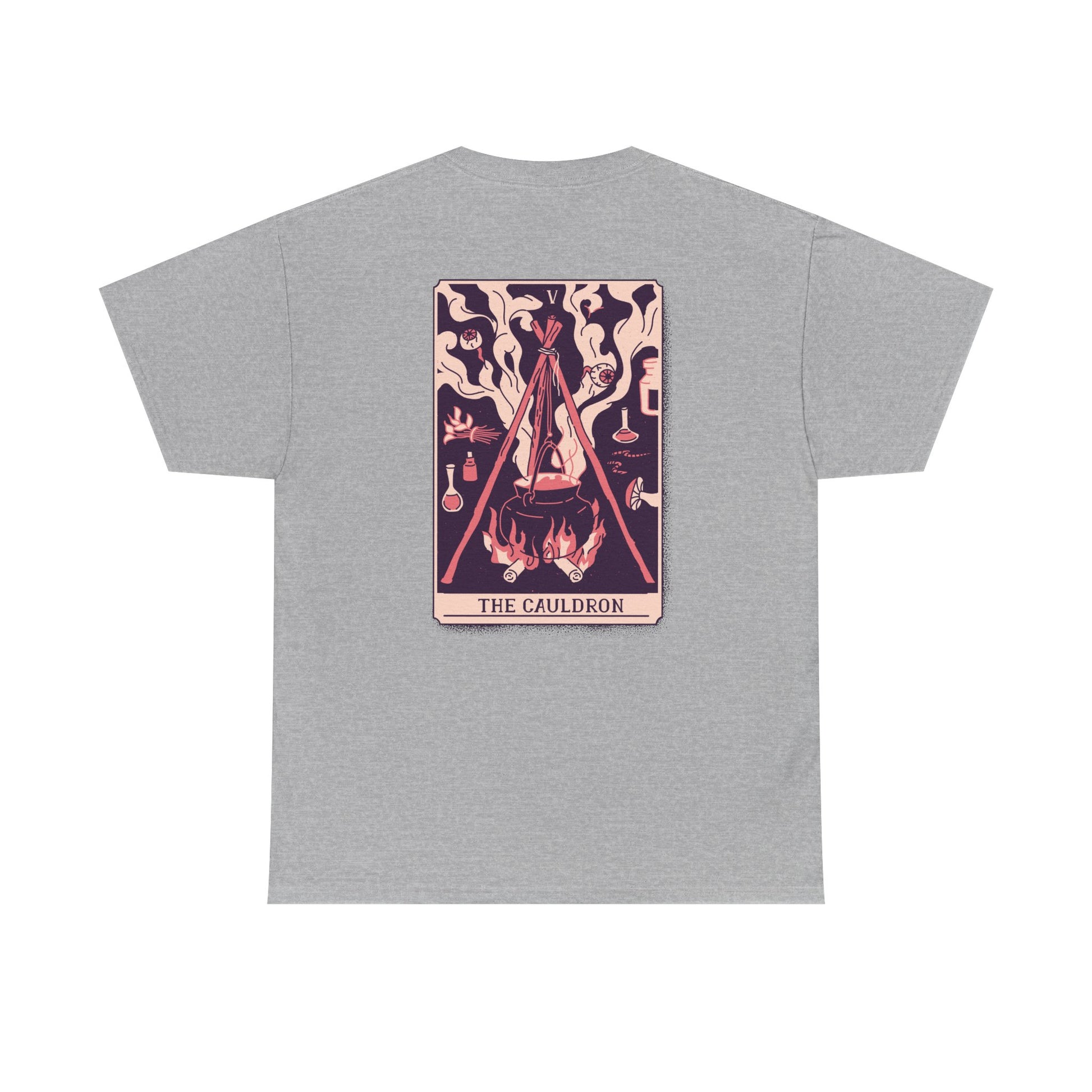 Graues Shirt mit detailreichem Rückendruck: Ein brodelnder Kessel als Tarotkarte, umrahmt von Rauch, Tränken und Kräutern.