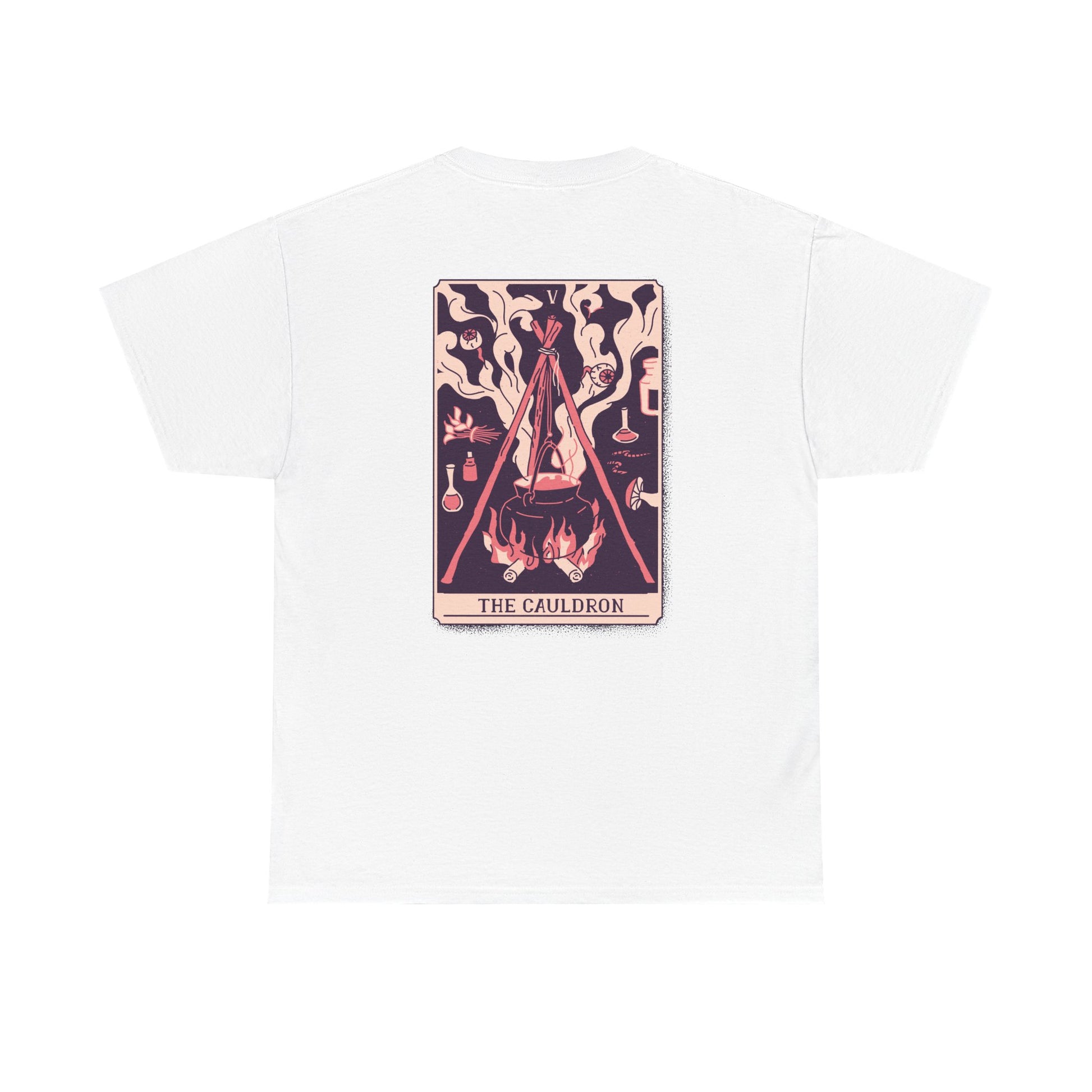 Weißes T-Shirt mit auffälligem Tarotkarten-Design: Ein Kessel über Flammen, von Rauch und Zauberfläschchen umrahmt.