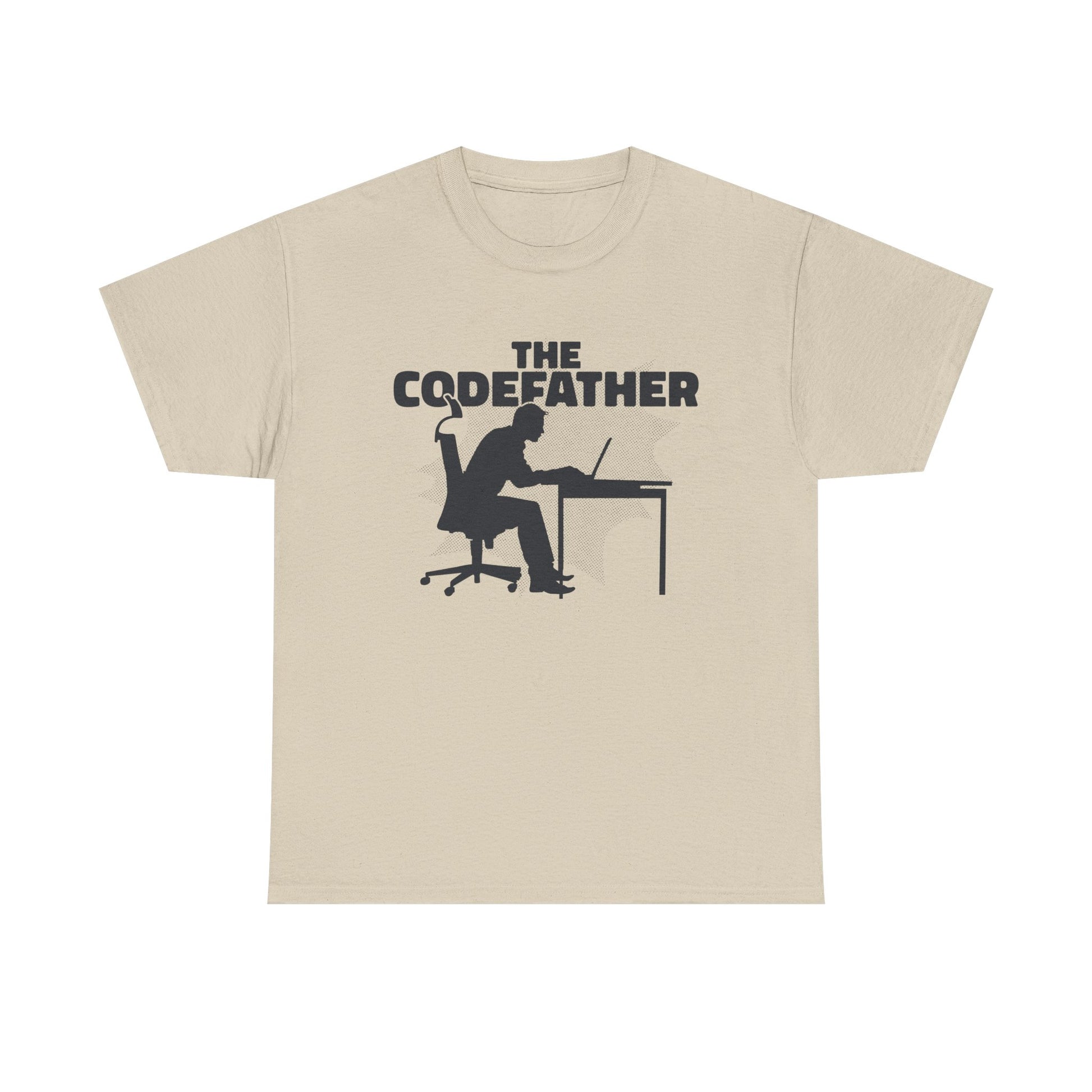 Sandfarbenes Shirt mit minimalistischem Print: Der „Codefather“ am Schreibtisch als cooler Nerd-Pate – eine Fusion aus Mafiafilm und Programmierkunst.
