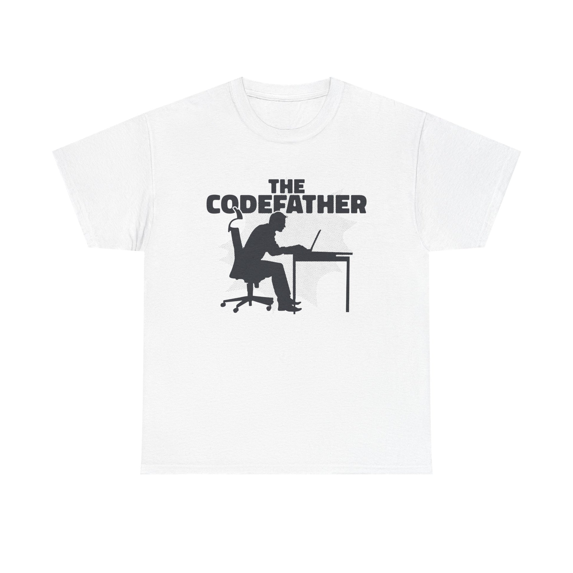Weißes Shirt mit dem perfekten Geschenk für Entwickler: Ein Programmierer am Laptop, dazu der Schriftzug „The Codefather“ – eine clevere Parodie auf den Kultfilm „Der Pate“.