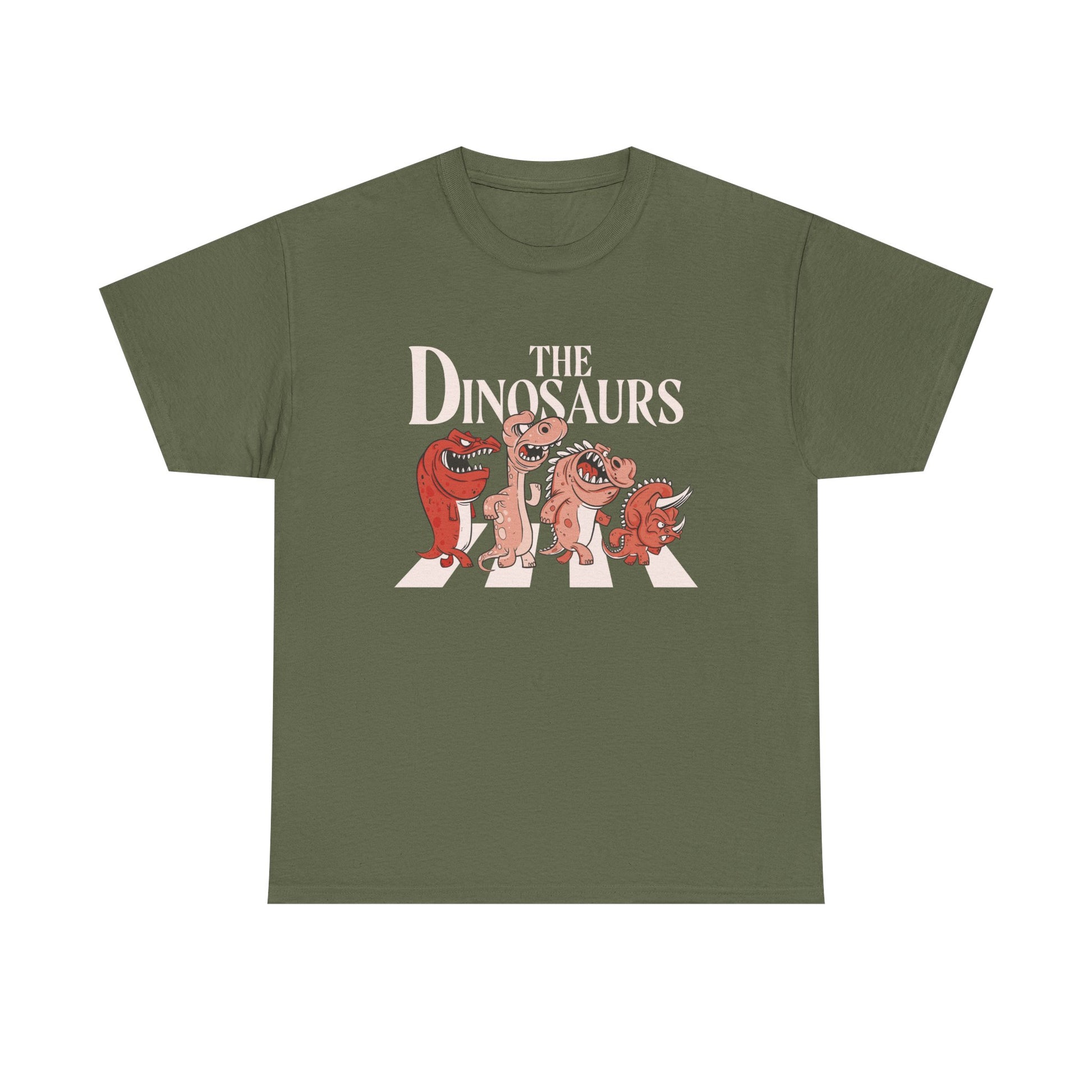 Militärgrünes T Shirt mit witziger Parodie auf Abbey Road. Cartoon Dinosaurier marschieren im Stil der Beatles über einen Zebrastreifen.