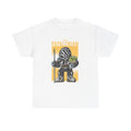 Weißes T Shirt mit Illustration eines Mandalorian-Helden mit Baby-Alien. Humorvolle Parodie auf The Mandalorian.
