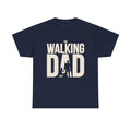 Marineblaues Shirt mit humorvoller Typografie „The Walking Dad“ in Beige. Silhouetten von Vater und Kind erinnern an eine Zombie-Apokalypse.