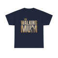 Humorvoller Print auf marineblauem Shirt: The Walking Mum in goldener Blockschrift mit Silhouetten einer Mutter mit Kind und Hund.