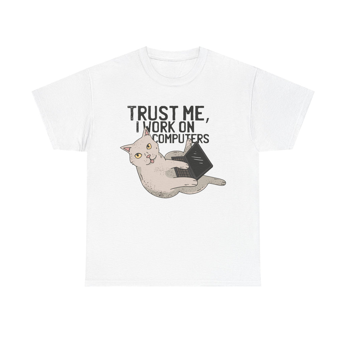 Weißes T-Shirt mit einem witzigen Katzenmotiv: Eine graue Katze liegt auf dem Rücken und tippt selbstbewusst auf einem Laptop. Der Spruch „Trust me, I work on computers“ macht es zum perfekten Geek-Shirt mit Humor.