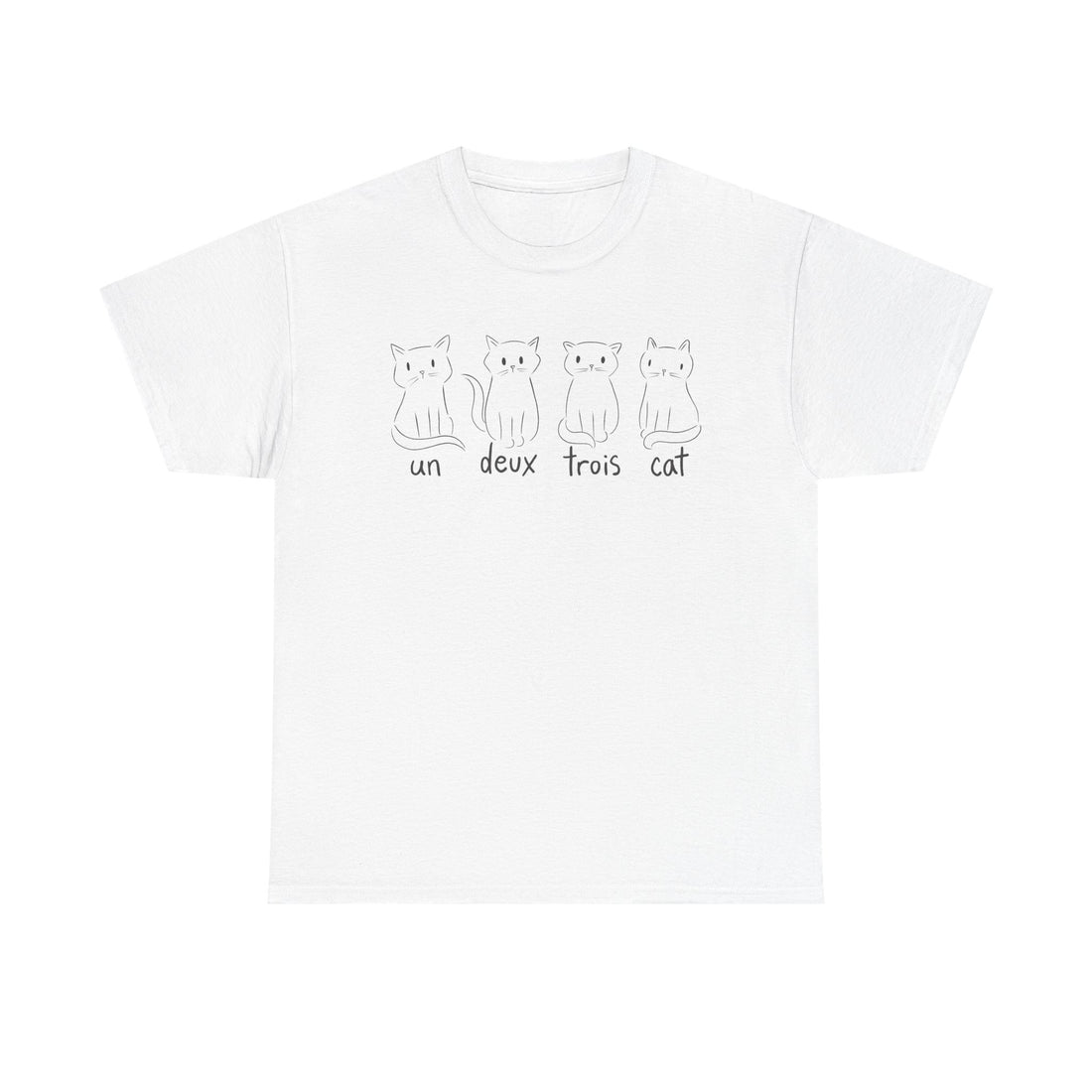 Weißes Shirt mit vier minimalistischen Katzenzeichnungen in Schwarz. Darunter die humorvolle Aufschrift: „un – deux – trois – cat“. Ein perfekter Sprachwitz für Katzenliebhaber.