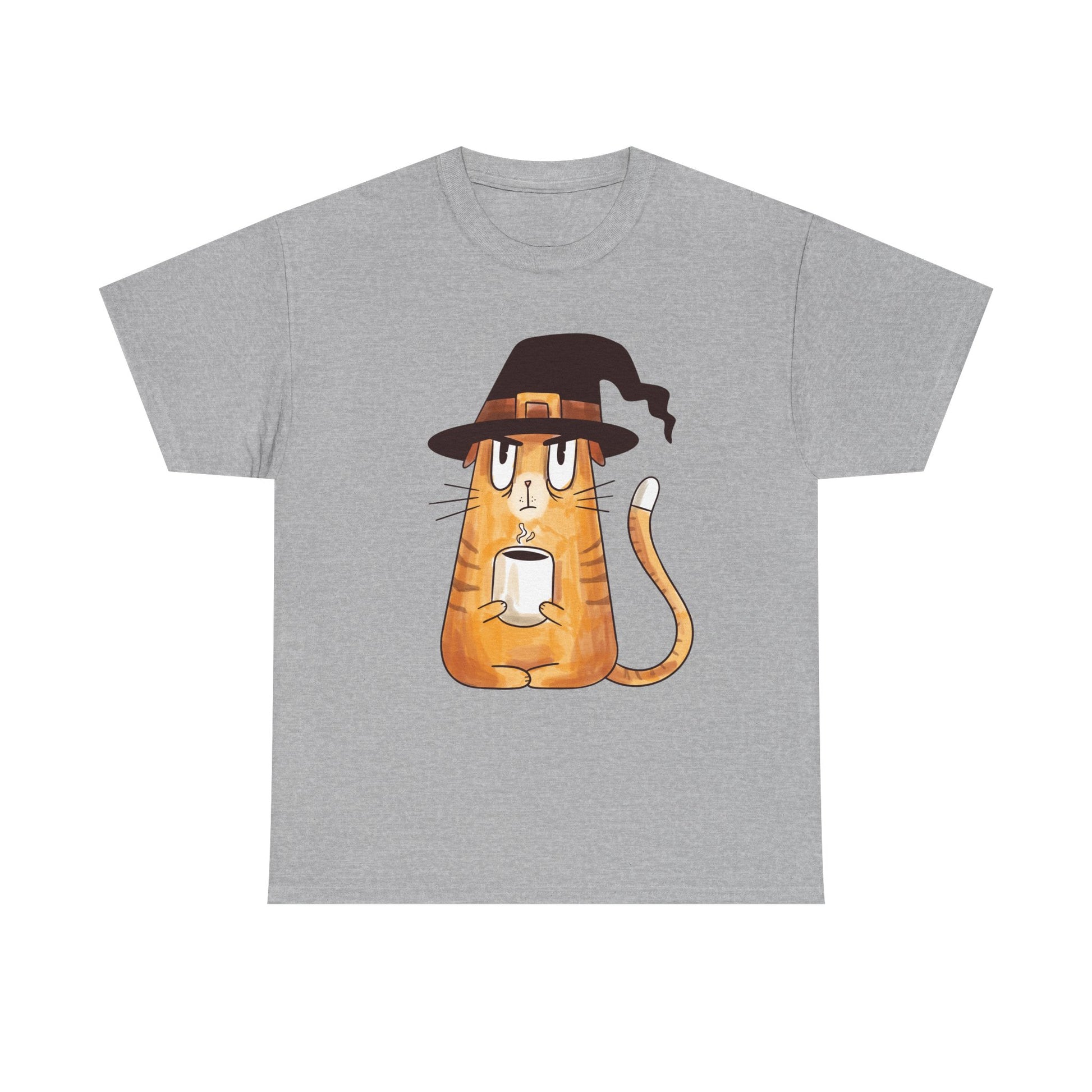 Graues T-Shirt mit witzigem Hexenkatzen-Motiv – eine orangefarbene Grumpy Cat mit Hexenhut und Kaffee im Gothic-Stil. Lustiges Geschenk für Büro-Miesepeter und Herbstfans.
