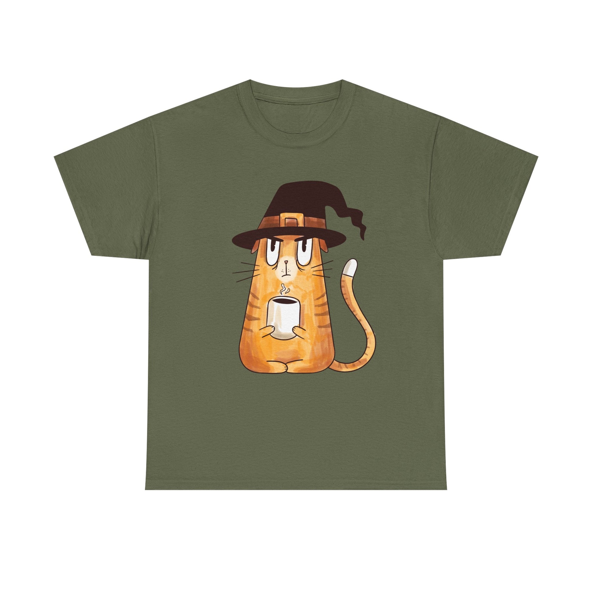 Militärgrünes Shirt mit mürrischer Katze im Hexenlook – coole Mischung aus Herbst-Feeling, Sarkasmus und Katzen-Comic. Trendy Statement für introvertierte Kaffeetrinker & Hexen-Fans.