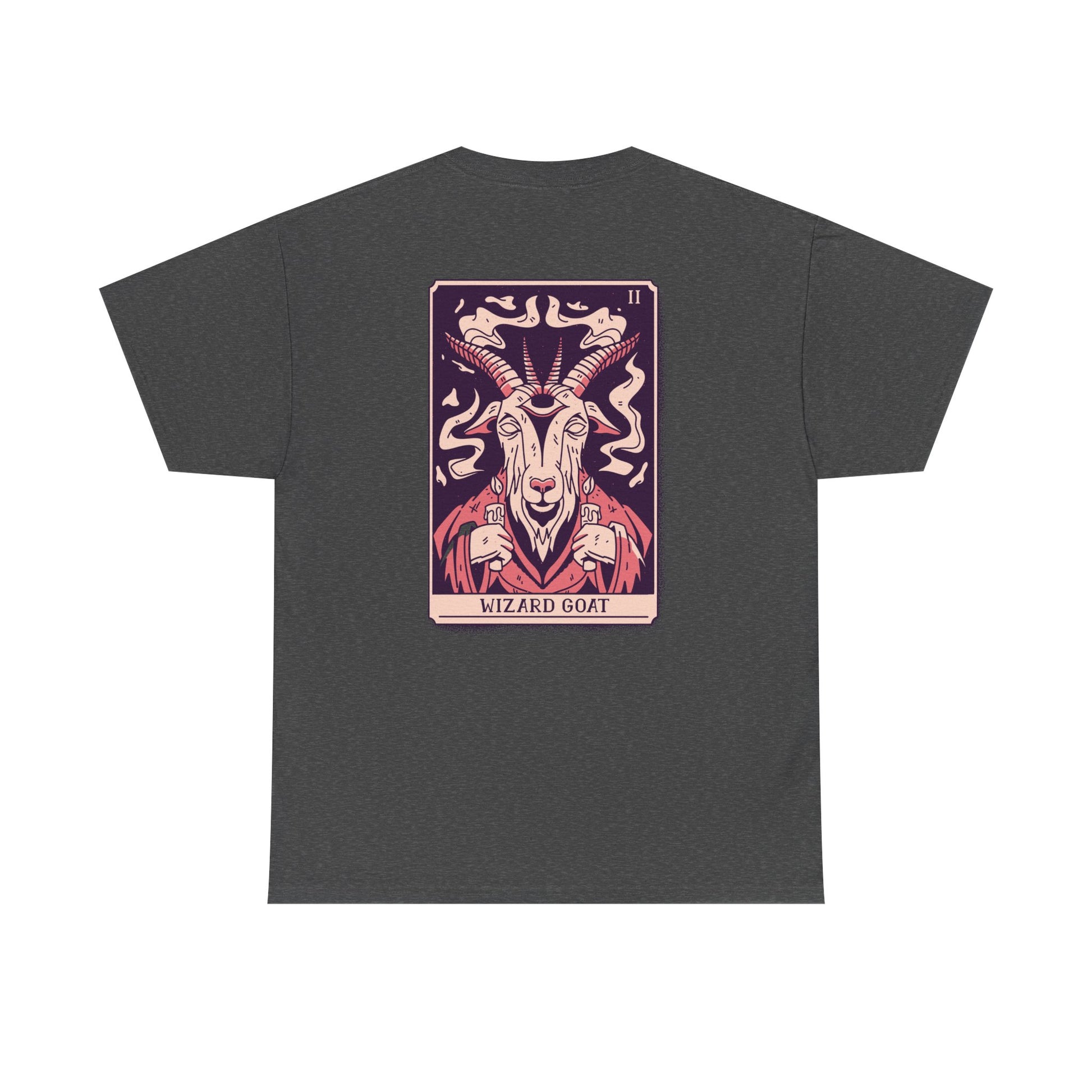 Dunkelgraues Shirt mit okkulter Ziegenfigur als Tarotmotiv: Intensive Linien, Rauch und mystische Elemente dominieren die Rückseite.