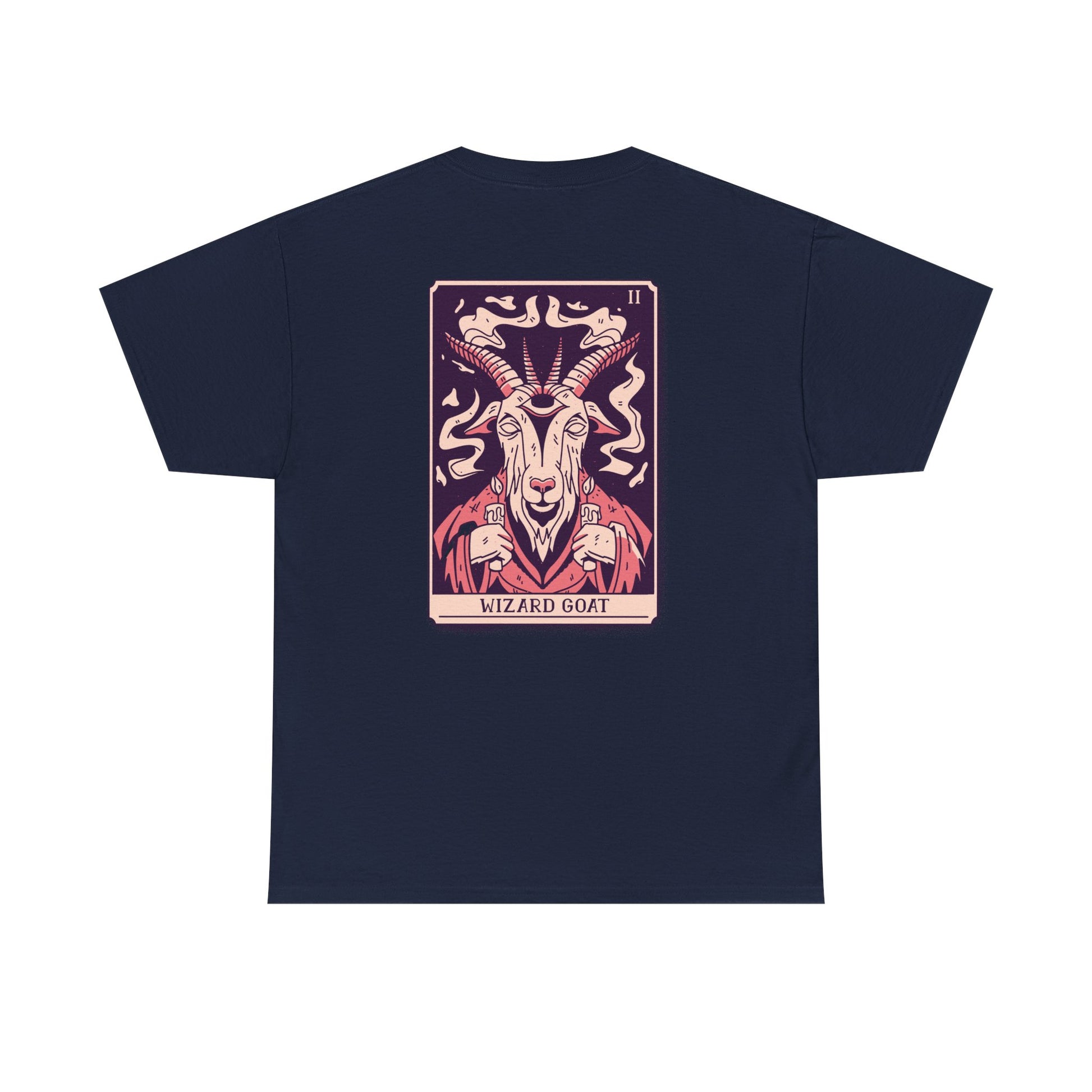 Marineblaues T-Shirt mit detaillierter Tarot-Ziege auf dem Rücken: Mystische Hörner, Rauchwirbel und intensive Farben.