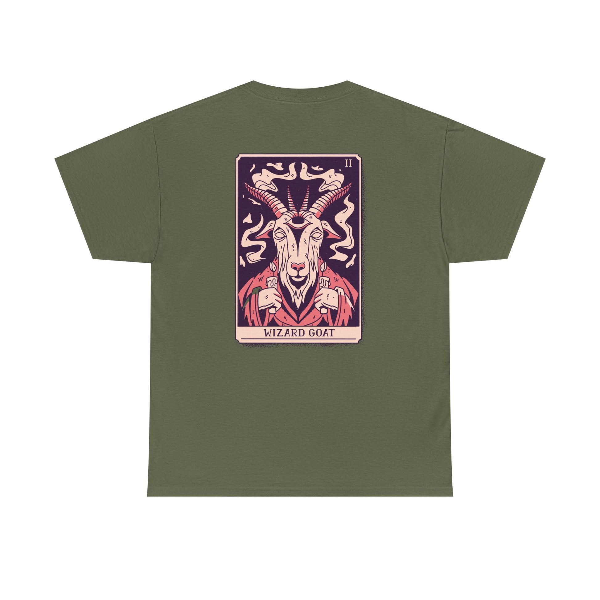 Militärgrünes Shirt mit Tarotkarten-Rückendruck: Eine magische Ziege, umgeben von Rauch und Symbolen, blickt intensiv aus dem Design.