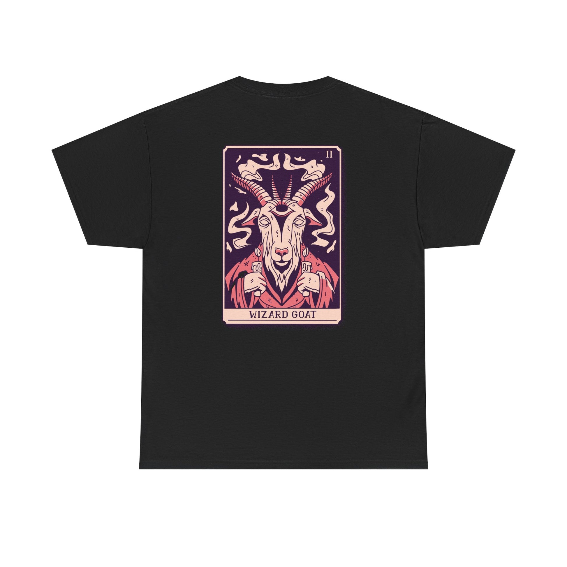 Schwarzes Shirt mit Rückenprint: Ein Ziegenkopf mit Hörnern im Tarotkarten-Stil, umgeben von magischem Rauch – mystisch und okkult.