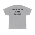 Graues Unisex T-Shirt mit Back-Print und dem englischen Spruch „Your mom is my cardio“